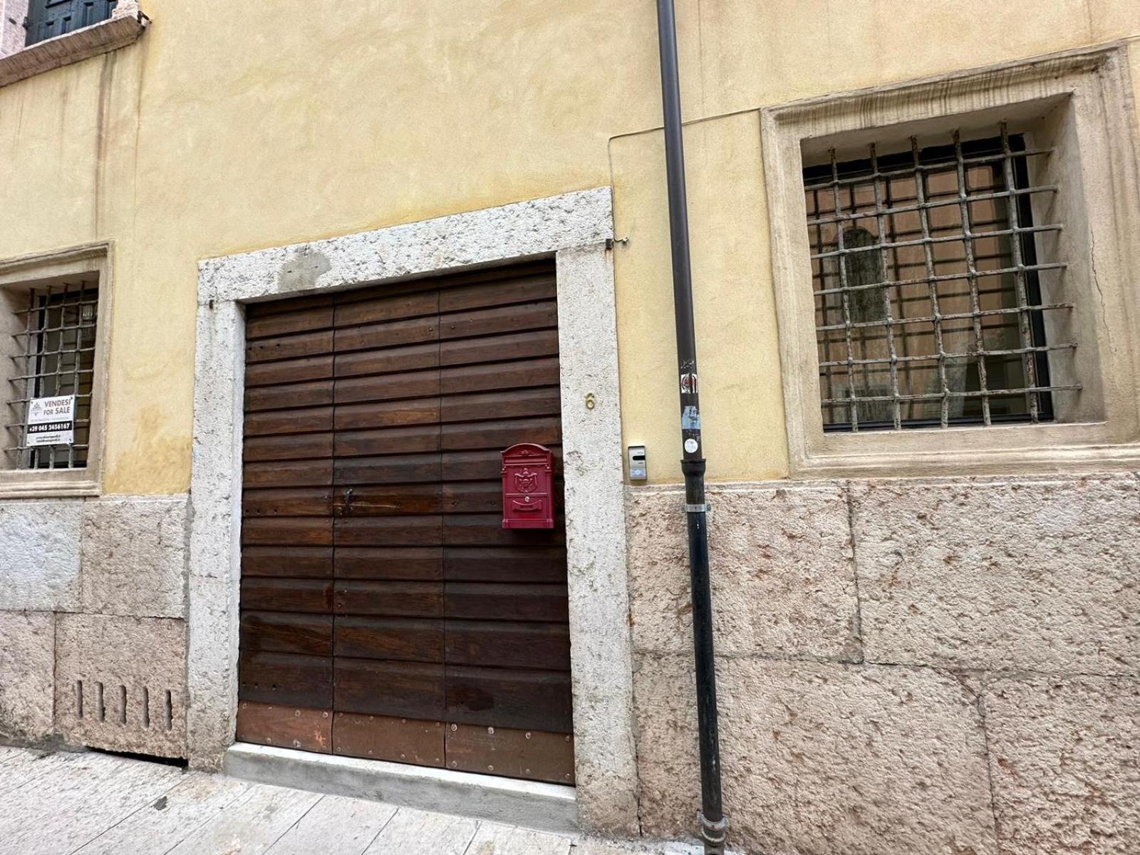 Al Campanile Apartment Verona Bagian luar foto